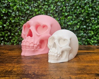 Cute Heart Eyes Skull • Sweet Pastel Goth Bookshelf Statue • Soft Macabre Reader Accent • Unique Gift for Valentine Goth & Horror Lovers