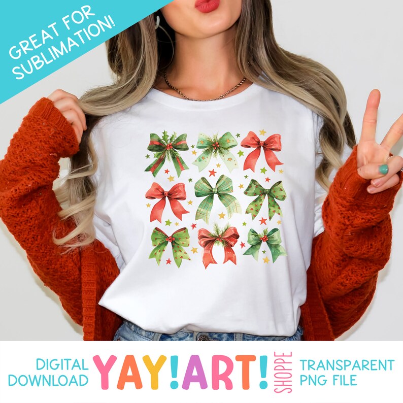K&ouml;nnte beinhalten: Ein wei&szlig;es T-Shirt mit einem Design aus mehreren roten und gr&uuml;nen Aquarell-Schleifen mit goldenen Sternen. Der Text "YAY!ART!" befindet sich am unteren Rand des Bildes.
