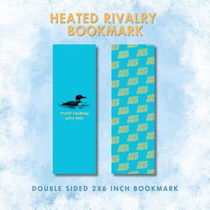 Könnte beinhalten: Doppelseitiger Lesezeichen mit dem Text "HEATED RIVALRY BOOKMARK" in Gelb. Eine Seite zeigt eine Schwarz-Weiß-Illustration eines Eistauchers und den Text "STUPID CANADIAN WOLF BIRD". Die andere Seite hat ein sich wiederholendes Muster der Wörter "HEATED RIVALRY". Das Lesezeichen ist 5 x 15 cm groß.