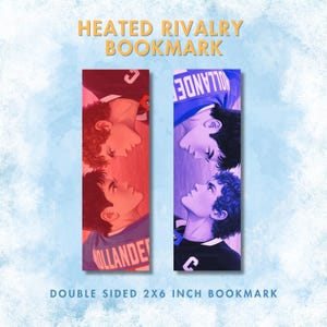 Può includere: Segnalibro bifacciale con illustrazioni di due giovani che si guardano. Un segnalibro ha uno schema di colori rosso e nero, l'altro blu e nero. Il testo "Heated Rivalry Bookmark" è in alto. Il segnalibro misura 5 x 15 cm.