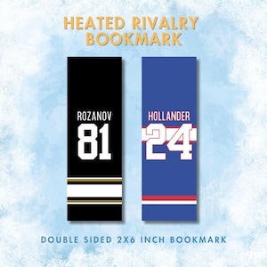 Könnte beinhalten: Doppelseitiger Lesezeichen, 5 x 15 cm, mit Hockey-Motiv. Eine Seite ist schwarz mit dem Namen "Rozanov" und der Nummer "81" in Weiß. Die andere Seite ist blau mit dem Namen "Hollander" und der Nummer "24" in Weiß und Rot. Der Text "Heated Rivalry Bookmark" steht oben.