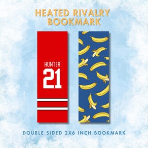 Puede incluir: Marcapáginas de doble cara. Un lado presenta un diseño de camiseta roja con "HUNTER 21", el otro un patrón de plátanos azules. El marcapáginas mide aproximadamente 5 x 15 cm y tiene el texto "HEATED RIVALRY BOOKMARK" y "DOUBLE SIDED 2X6 INCH BOOKMARK".