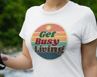 Camiseta Get Busy Living: Camiseta unisex de algodón grueso con mensaje inspirador.