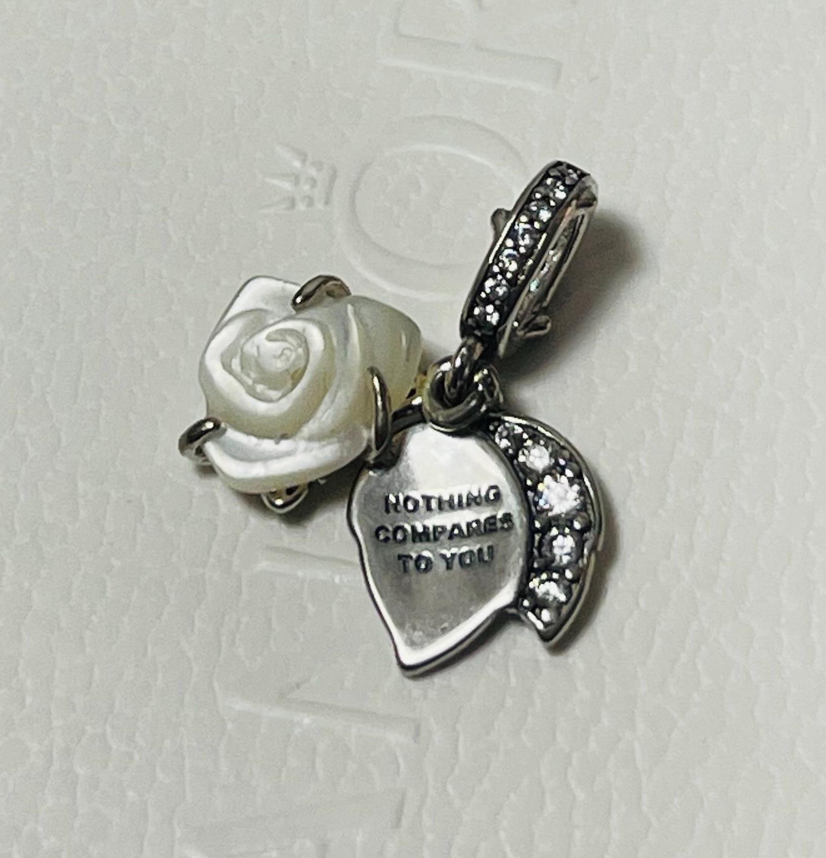 Pandora チャーム　White Rose in Bloom White Rose in Bloom Double Dangle Charm Pandora 