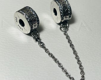 Charm con clip de cadena de seguridad y logotipo de Pandora Moments con circonitas transparentes "Especial"