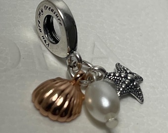 Charm triple colgante de perla cultivada blanca, estrella de mar y concha marina de Pandora, 4 de julio
