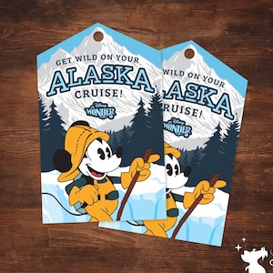 Puede incluir: Dos etiquetas de equipaje azules y blancas con una imagen de dibujos animados de Mickey Mouse con un sombrero amarillo y una chaqueta amarilla. El texto en las etiquetas dice "Get Wild on Your Alaska Cruise! Disney Wonder" y "Wild on Your Alaska Cruise! Disney Wonder".