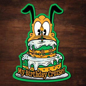 Pode incluir: Um adesivo com o rosto de Pluto em cima de um bolo de aniversário de dois andares. O bolo é verde e amarelo, decorado com âncoras e estrelas, e coberto com glacê branco e uma vela acesa. O texto "My Birthday Cruise!" está na parte inferior.
