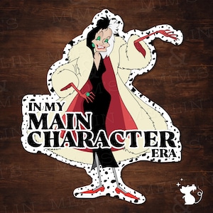 Könnte beinhalten: Ein gestanzter Aufkleber mit Cruella de Vil aus Disneys 101 Dalmatiner. Sie trägt ein schwarzes Kleid und einen cremefarbenen Pelzmantel mit rotem Futter. Der Aufkleber enthält den Text "IN MY MAIN CHARACTER ERA."