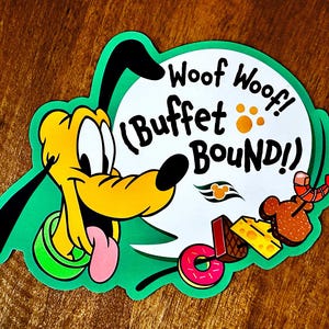 Puede incluir: Un perro de dibujos animados verde y amarillo con una lengua rosa que sobresale. El perro está mirando una burbuja de diálogo blanca con el texto "Woof Woof! (Buffet Bound!!)" y una huella de pata. La burbuja de diálogo está rodeada de varios alimentos, incluyendo una dona, un camarón, un trozo de queso y una cabeza de Mickey Mouse.