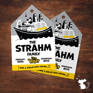 Puede incluir: Dos etiquetas personalizadas de crucero de Disney con Mickey Mouse en un barco. Las etiquetas tienen el texto "The Strahm Family", "Febrero 2025", "Disney Wish" y "Stateroom 8143". La parte inferior dice "Have a Willie Nice Cruise!"