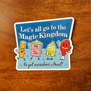 Może przedstawiać: Naklejka z niebieskim tłem i tekstem "Let's all go to the Magic Kingdom to get ourselves a treat!". Naklejka przedstawia kreskówkowe obrazy churro, popcornu, lodów i udka z kurczaka.