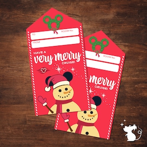 Può includere: Due etichette regalo rosse con un pupazzo di neve e orecchie di Topolino. Le etichette recitano "Have a very merry cruise!" e "Room No."