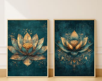 Op de afbeelding: Twee rechthoekige wandkunstprints in lichte houten lijsten, elk met een grote lotusbloem gecentreerd op een diepe blauwgroene achtergrond. De lotusblaadjes zijn uitgevoerd in metallic goud en blauwgroen met gouden filigraandetails.