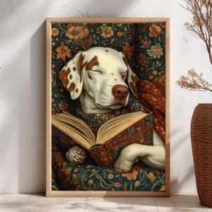 Puede incluir: Impresión enmarcada de un perro dálmata leyendo un libro. El perro, blanco con manchas marrones, lleva una bufanda estampada y está sentado en un sillón floral. El libro tiene una cubierta roja y páginas doradas.
