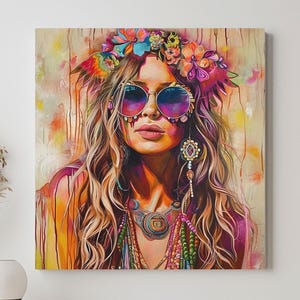 Puede incluir: Un lienzo cuadrado que muestra un retrato vibrante y colorido de una persona con cabello largo y ondulado, que lleva una gran corona de flores, gafas de sol redondas con cristales morados y collares de cuentas en capas con pendientes colgantes.