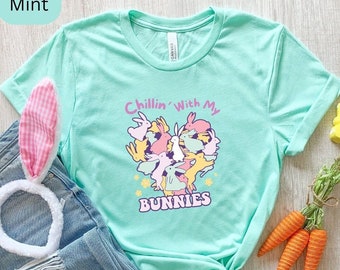 Lustiges Oster-Shirt: Chillin' With My Bunnies, Unisex-Baumwoll-T-Shirt