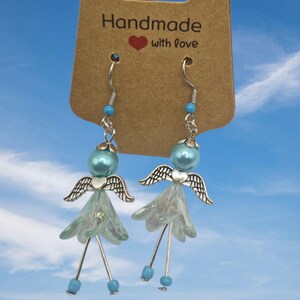 Blumen Engel Ohrringe – zierlich, schimmernd & einzigartig, Blumen Engel, zierlicher Schmuck, Geschenk für Sie Blau