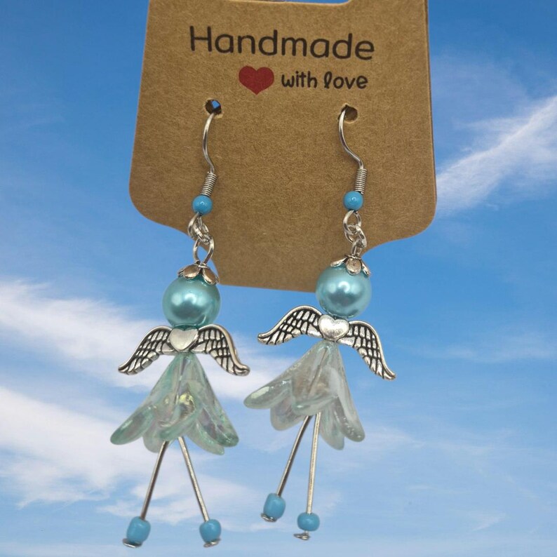 Blumen Engel Ohrringe – zierlich, schimmernd & einzigartig, Blumen Engel, zierlicher Schmuck, Geschenk für Sie Blau