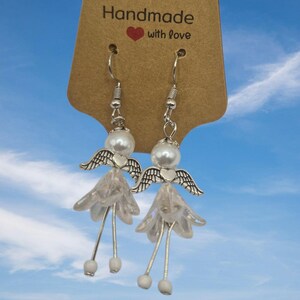 Blumen Engel Ohrringe – zierlich, schimmernd & einzigartig, Blumen Engel, zierlicher Schmuck, Geschenk für Sie Weiß