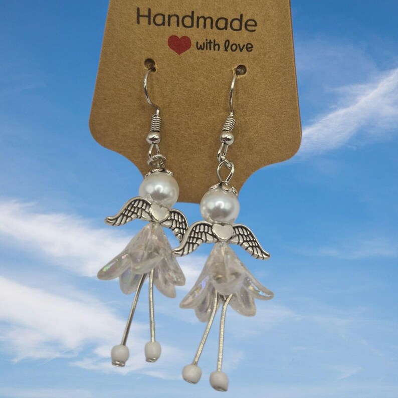 Blumen Engel Ohrringe – zierlich, schimmernd & einzigartig, Blumen Engel, zierlicher Schmuck, Geschenk für Sie Weiß