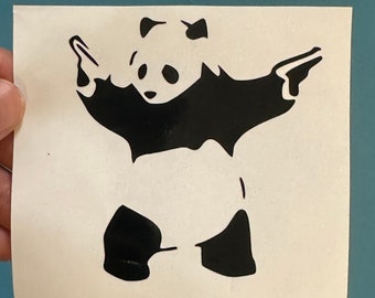 Calcomanía de Banksy PANDA CON ARMAS: varios colores y tamaños, incluso que brilla en la oscuridad: para autos, computadoras portátiles, teléfonos, ventanas, espejos, tazas, vasos