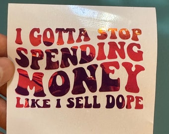 TENGO QUE DEJAR DE GASTAR DINERO COMO SI VENDIERA Drogas. Calcomanía en varios colores y tamaños para autos, computadoras portátiles, teléfonos, ventanas, espejos, tazas, vasos.