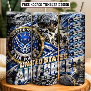 Könnte beinhalten: Ein zylindrischer Metallbecher mit einem United States Air Force Motiv in Blau und Silber. Das Design zeigt das offizielle Air Force Emblem, einen Soldaten in taktischer Ausrüstung, ein Militärflugzeug und Texte wie Integrity, Service, Excellence, Courage, Teamwork und Air Force. Die Worte United States Air Force sind in einer metallischen Schriftart dargestellt.
