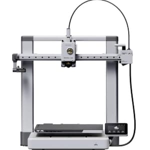 Może przedstawiać: Drukarka 3D Bambu Lab A1 ze srebrną ramą bramową, centralną głowicą drukującą i czarną płytą roboczą. Urządzenie posiada mały ekran dotykowy z przodu po prawej stronie oraz czarny kabel wychodzący z prawego górnego rogu.