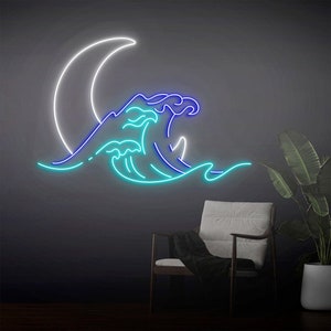 Puede incluir: Un letrero de neón que representa una ola azul y turquesa con una luna creciente blanca encima. El letrero está montado en una pared gris oscura y hay una silla y una planta en el fondo.