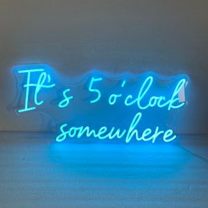 Sono le 5 da qualche parte, insegna al neon a LED, decorazione del bar di casa, citazione di arte della parete del Tiki Bar