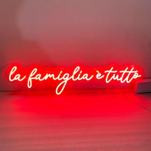 La Famiglia e Tutto Leuchtreklame, italienisches Leuchtschild für Wohnzimmer Wanddekor, La Famiglia e Tutto Schild für Küchendekor, rustikales italienisches Schild