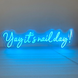 Yay it&#39;s nail day Leuchtreklame, rosafarbenes LED-Salonschild, individuelles Salonlogo Nagelwanddekor, Schönheitssalonschild, individuell leuchtendes Geschäftsschild