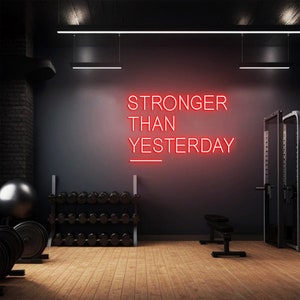 Insegna al neon Stronger Than Yesterday, insegna della palestra, decorazione della palestra di casa, regalo per gli amanti della palestra, decorazione della parete della sala di allenamento