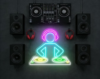 Può includere: Un'insegna al neon raffigurante un DJ con cuffie, giradischi e un mixer. L'insegna è circondata da altoparlanti neri e cuffie rosse. La figura del DJ è delineata in blu e le cuffie in rosa.