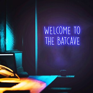 Benvenuti alla Batcaverna Insegna luminosa al neon, Insegna della Batcaverna, Insegna decorativa della caverna dell'uomo