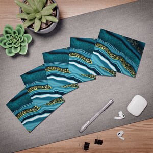 Juego de 5 tarjetas de felicitación con geoda de gemas verde azulado y sobres a juego, interior blanco en blanco con sobres nítidos.