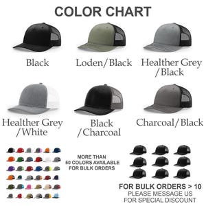 Puede incluir: Carta de colores que muestra diferentes combinaciones de colores para una gorra de camionero. La gorra est&aacute; disponible en negro, carb&oacute;n, gris, blanco y verde. El texto "M&Aacute;S DE 50 COLORES DISPONIBLES PARA PEDIDOS AL POR MAYOR" se muestra debajo de la carta de colores. El texto "PARA PEDIDOS AL POR MAYOR > 10 POR FAVOR ENV&Iacute;ENOS UN MENSAJE PARA UN DESCUENTO ESPECIAL" se muestra debajo de la carta de colores.