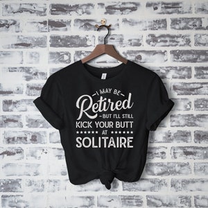 Lustiges Solitaire T-Shirt, Kartenspiel Shirt, Tritt bei Solitaire in den Hintern, Solitaire Geschenk für Herren Frauen, Spielnacht Shirt, Solitaire Geschenk