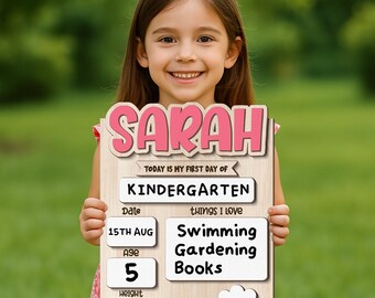 Puede incluir: Un letrero de madera con el nombre "SARAH" en letras rosas, sostenido por un niño sonriente. El letrero indica "KINDERGARTEN", fecha, edad 5, altura 104.9 cm, e intereses: natación, jardinería, libros. El niño quiere ser enfermera.