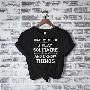 Camiseta engraçada de paciência, camisa de jogo de cartas, eu jogo paciência e sei coisas, presente de paciência para homens e mulheres, camisa de noite de jogo, presente de paciência