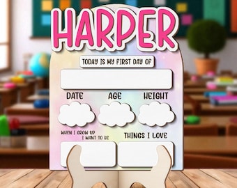 Puede incluir: Un letrero de madera con el nombre "HARPER" en letras rosas. El letrero incluye espacio para escribir "HOY ES MI PRIMER DÍA DE", fecha, edad, altura, "CUANDO CREZCA QUIERO SER" y "COSAS QUE AMO".