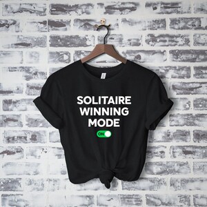 Grappig Solitaire T-shirt, kaartspel shirt, Solitaire winnende modus aan, Solitaire cadeau voor heren vrouwen, Game Night shirt, Solitaire cadeau