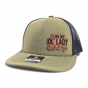 Chapeau J'aime ma vieille dame, chapeau de mari drôle, casquette de camionneur Richardson 112, cadeau pour mari, chapeau de vieille dame, chapeau humour de couple, casquette drôle de couple image 4