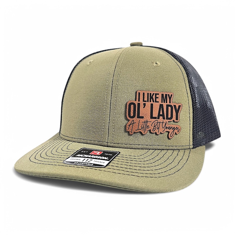 Chapeau J'aime ma vieille dame, chapeau de mari drôle, casquette de camionneur Richardson 112, cadeau pour mari, chapeau de vieille dame, chapeau humour de couple, casquette drôle de couple image 4