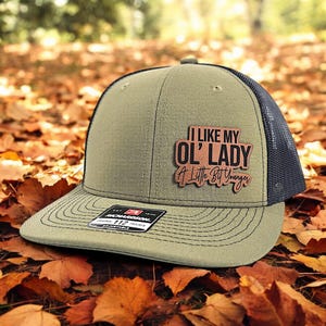 Chapeau J'aime ma vieille dame, chapeau de mari drôle, casquette de camionneur Richardson 112, cadeau pour mari, chapeau de vieille dame, chapeau humour de couple, casquette drôle de couple image 2
