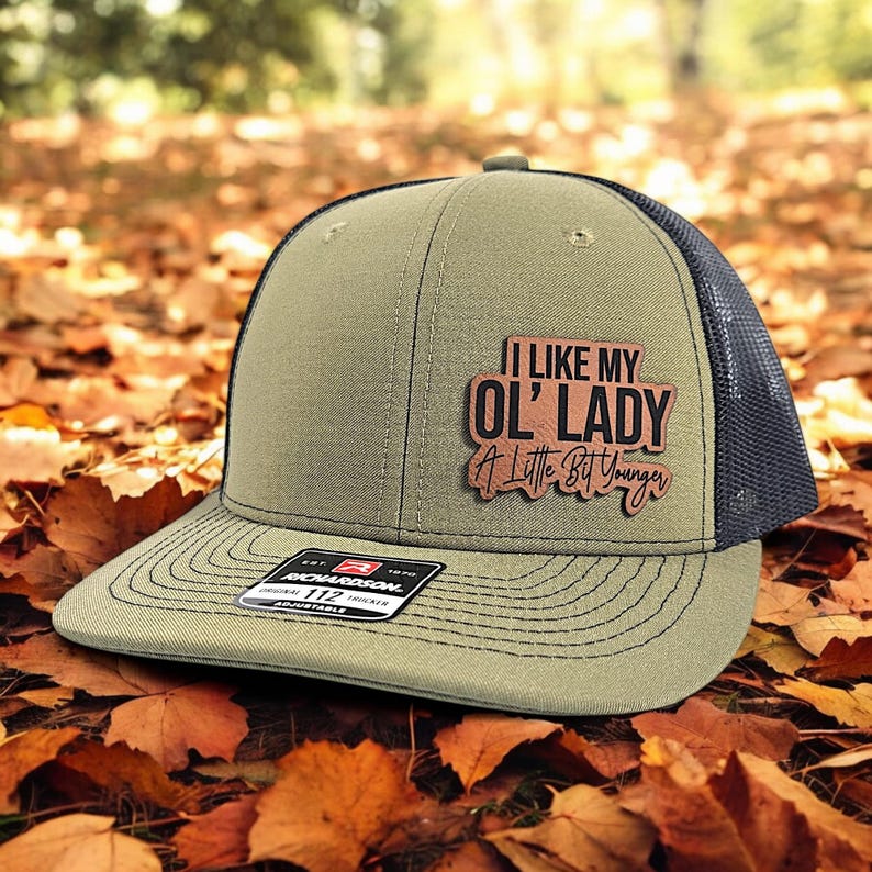 Chapeau J'aime ma vieille dame, chapeau de mari drôle, casquette de camionneur Richardson 112, cadeau pour mari, chapeau de vieille dame, chapeau humour de couple, casquette drôle de couple image 2