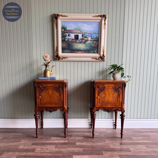 Par de mesitas de noche victorianas antiguas de caoba / Herrajes dorados / Gabinete de almacenamiento / Muebles restaurados