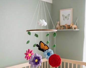 Móvil para bebé con mariposas y flores