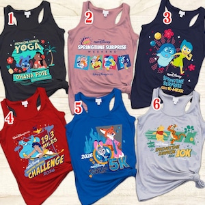 Pode incluir: Uma coleção de seis tops de alças em várias cores, cada um com um design gráfico. Os designs incluem personagens da Disney e logotipos de eventos, com textos como "Springtime Surprise" e "Challenge 2026".